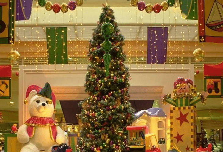 25 Best Unique and Inspirational Christmas Trees 8 Christmas tree and gifts