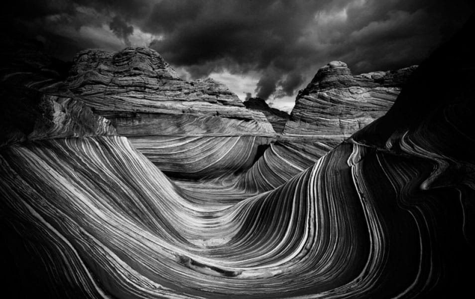 25 Best Monochromatic Black and White Photography 7 The Wave
