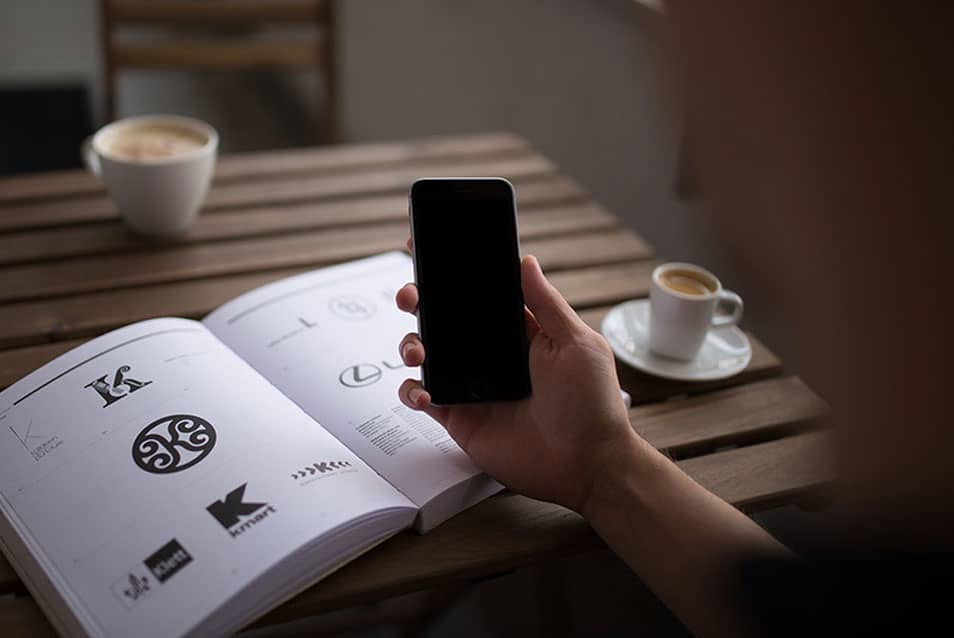 12 iPhone 6 Photo MockUps