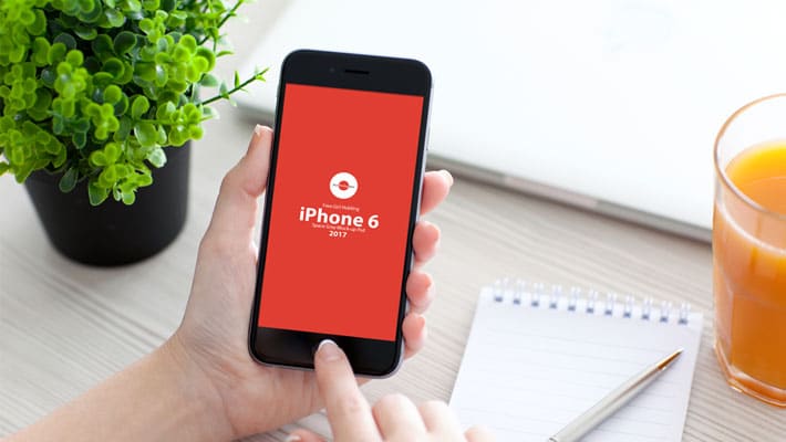 Free Girl Holding iPhone 6 Space Gray Mock-up PSD