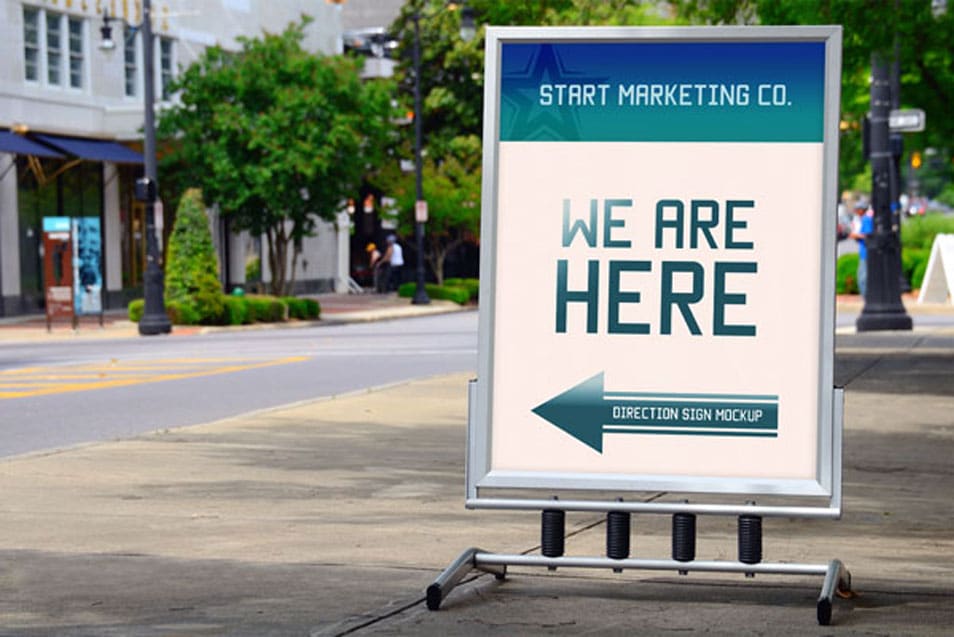 Free Outdoor Advertisement Direction Signage Mock-up PSD