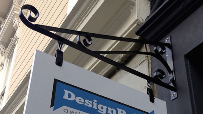 Free Outdoor Advertisement Store Sign Wall Mounted Mockup PSD