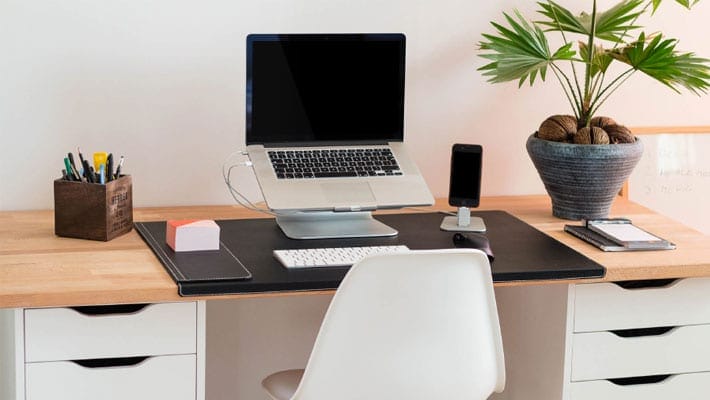 4 Free Macbook Pro & iPhone PSD Mockups