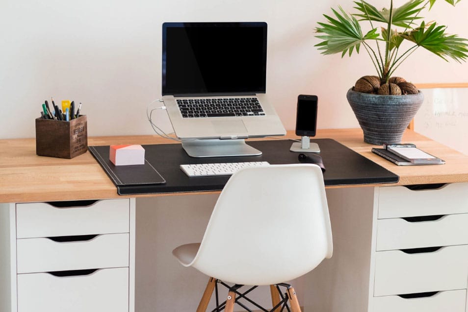 4 Free Macbook Pro & iPhone PSD Mockups