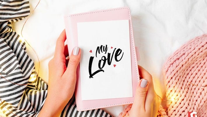 Free Girl Holding Beautiful Greeting Card Mockup PSD