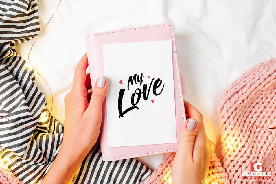 Free Girl Holding Beautiful Greeting Card Mockup PSD