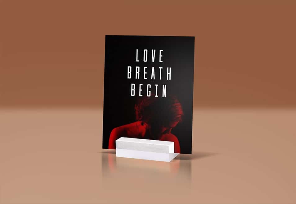 Free Glass Stand Display Quote Mockup PSD