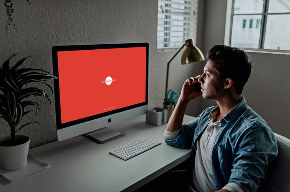 Free Developer Using iMac Mockup