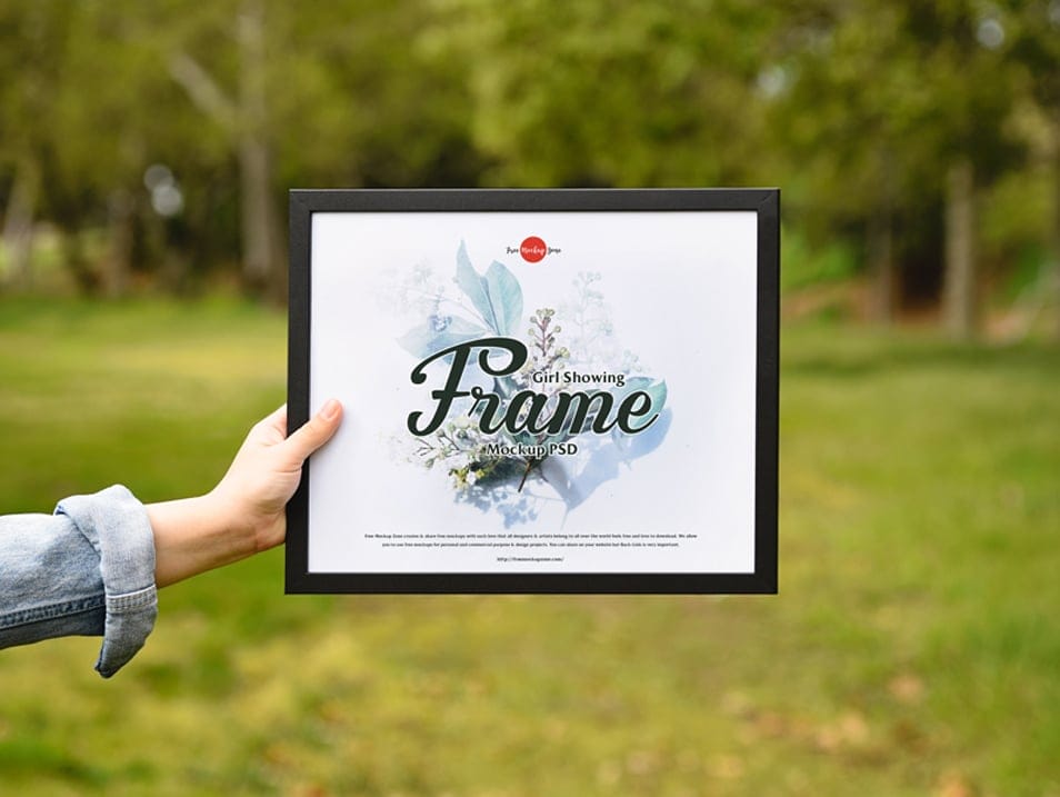 Free Girl Showing Frame Mockup PSD