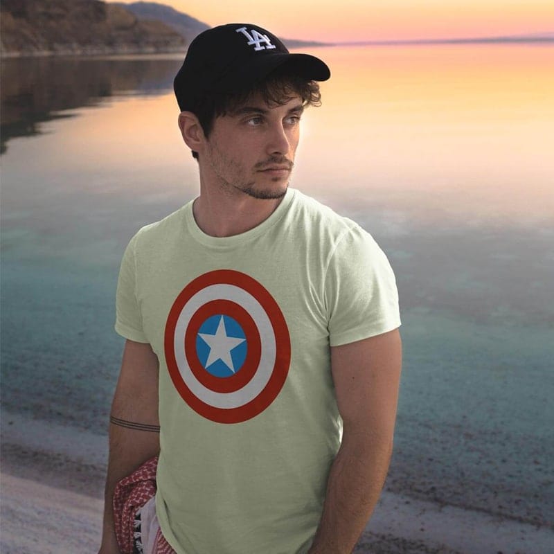 Free Man Wearing White T-Shirt Mockup PSD