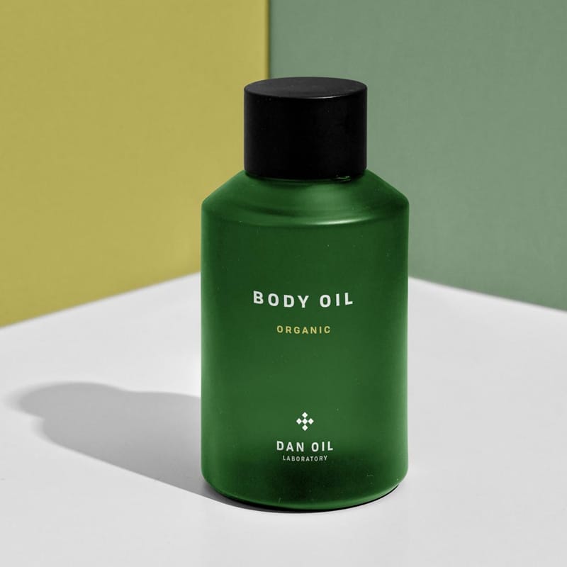 Free Body Oil Bottle Mockup PSD