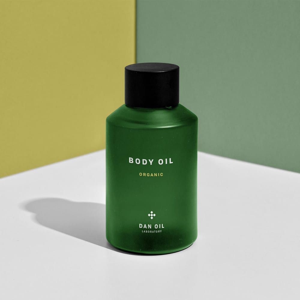 Free Body Oil Bottle Mockup PSD