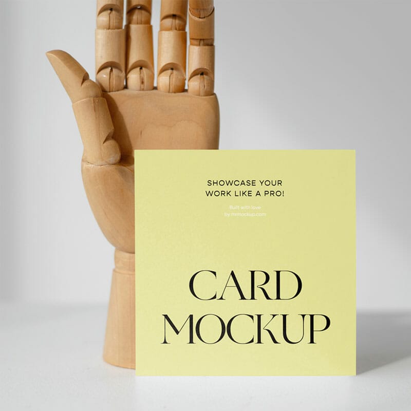 Free Card With Wood Hand Mockup PSD