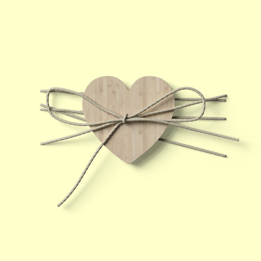 Free Wooden Heart With Rope Bow Mockup PSD