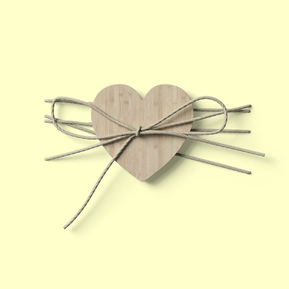 Free Wooden Heart With Rope Bow Mockup PSD