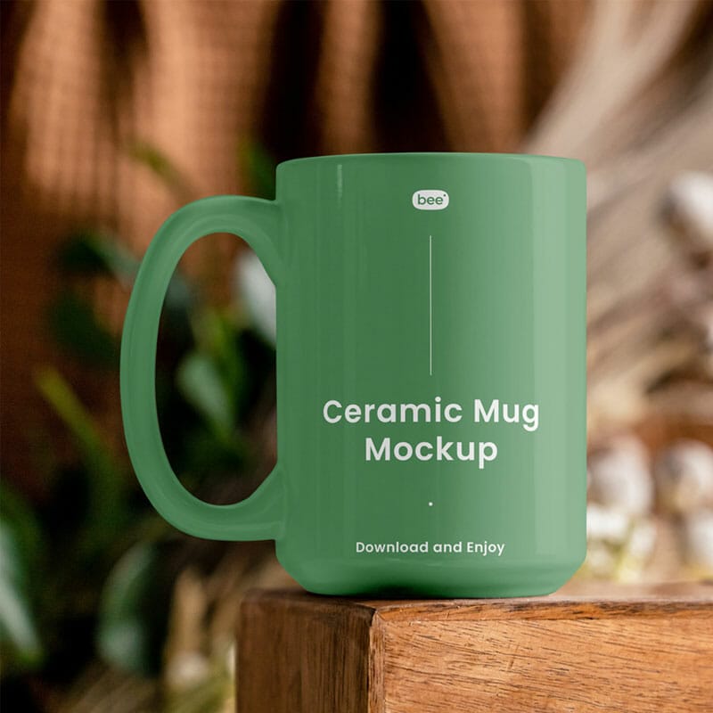 Free Big Mug On Table Mockup PSD