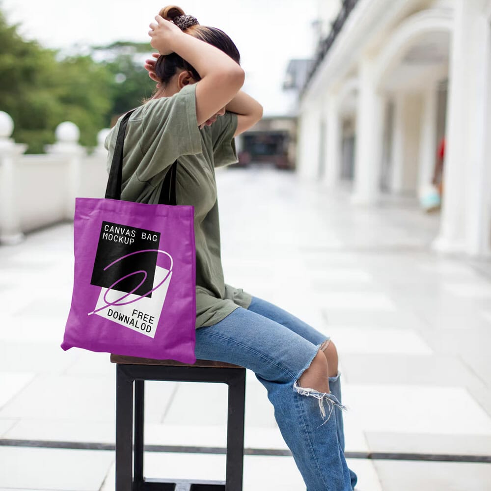 Free Women With Canvas Bag Mockup PSD