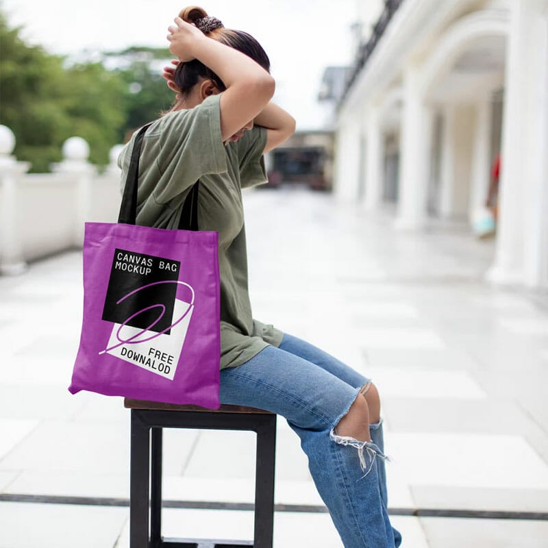 Free Women With Canvas Bag Mockup PSD