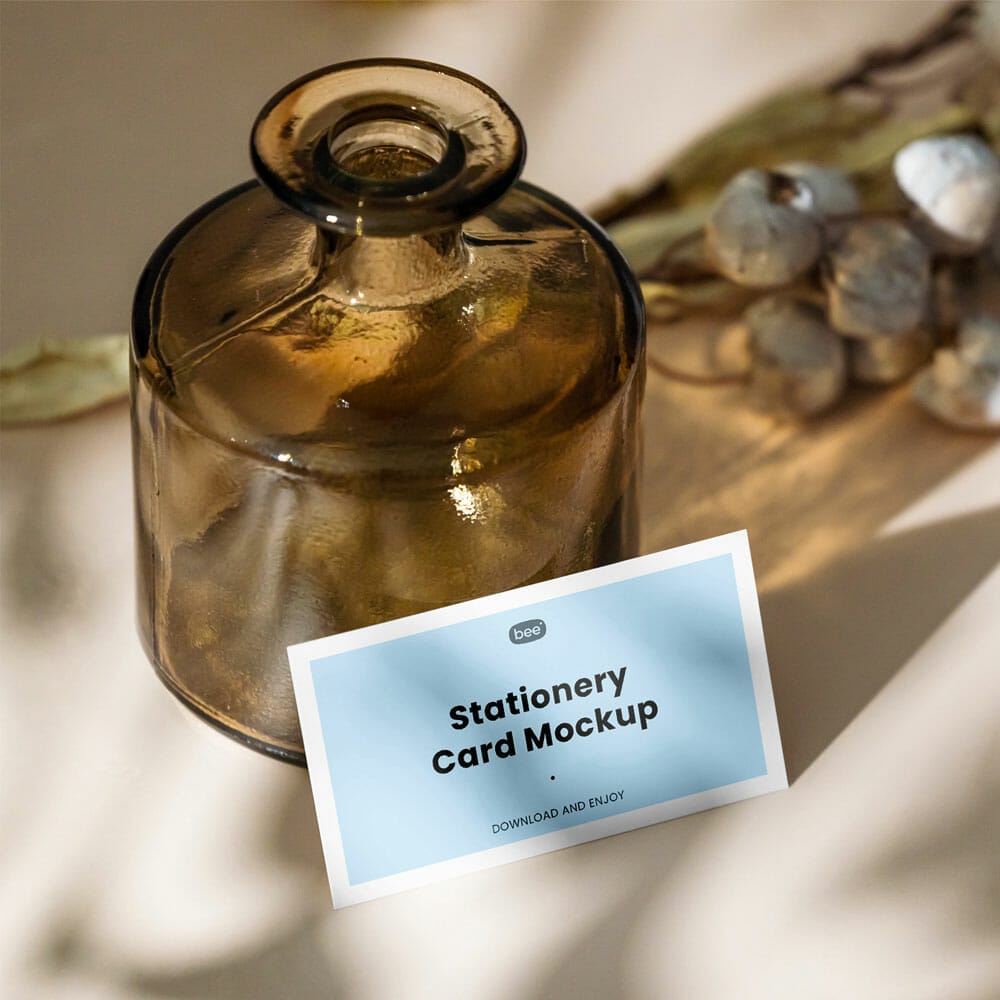Free Oblong Card With Glass Vase Mockup PSD