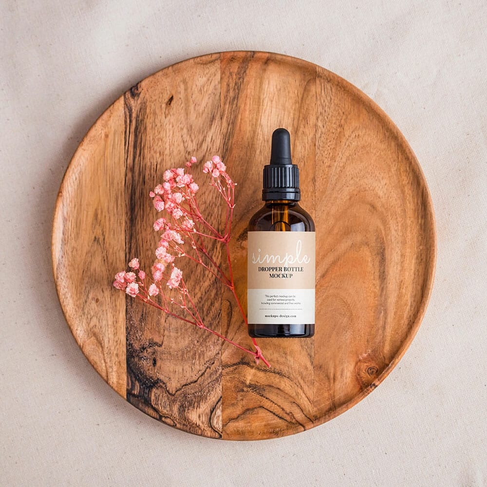 Free Amber Bottle With Dried Flowers Mockup PSD