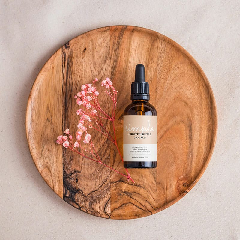 Free Amber Bottle With Dried Flowers Mockup PSD