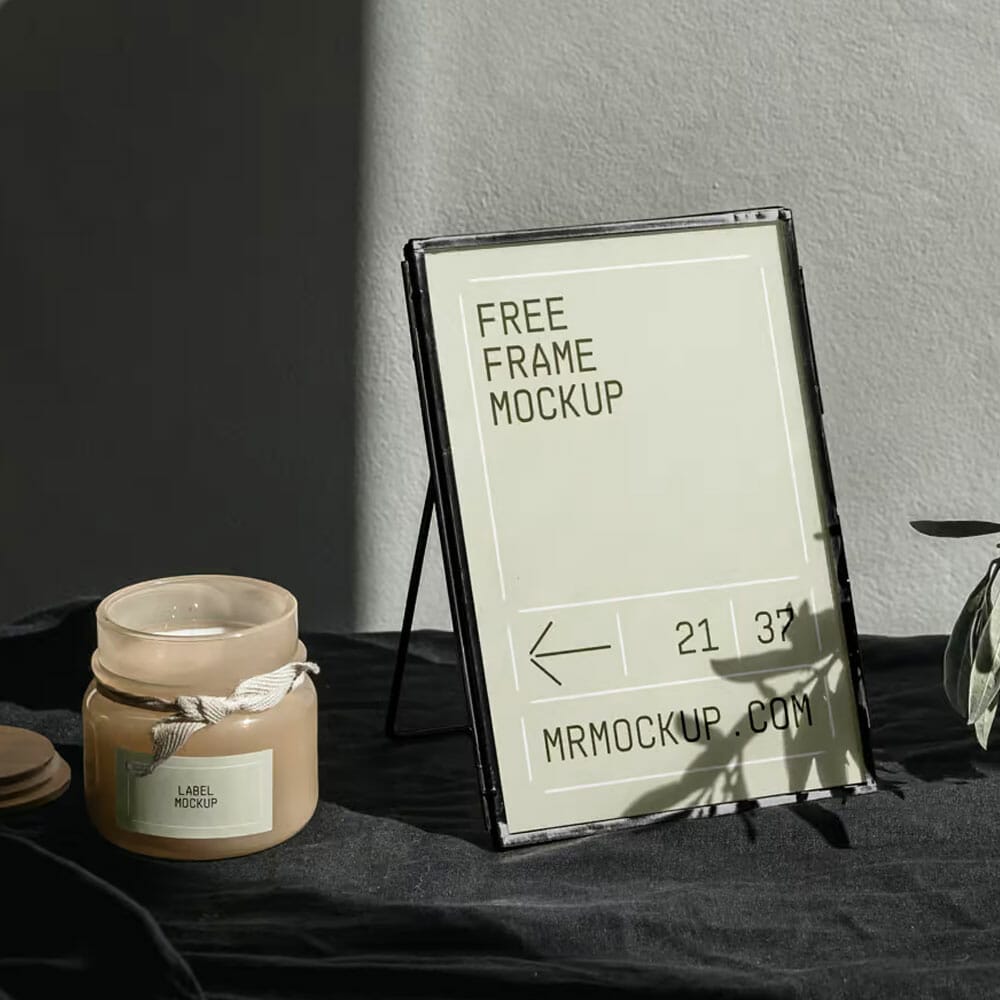 Free Mini Gold Frame With Flower Mockup PSD