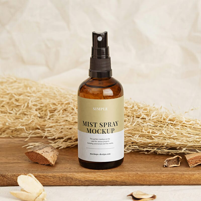 Free Mist Spray Bottle On Wooden Tray Mockup PSD