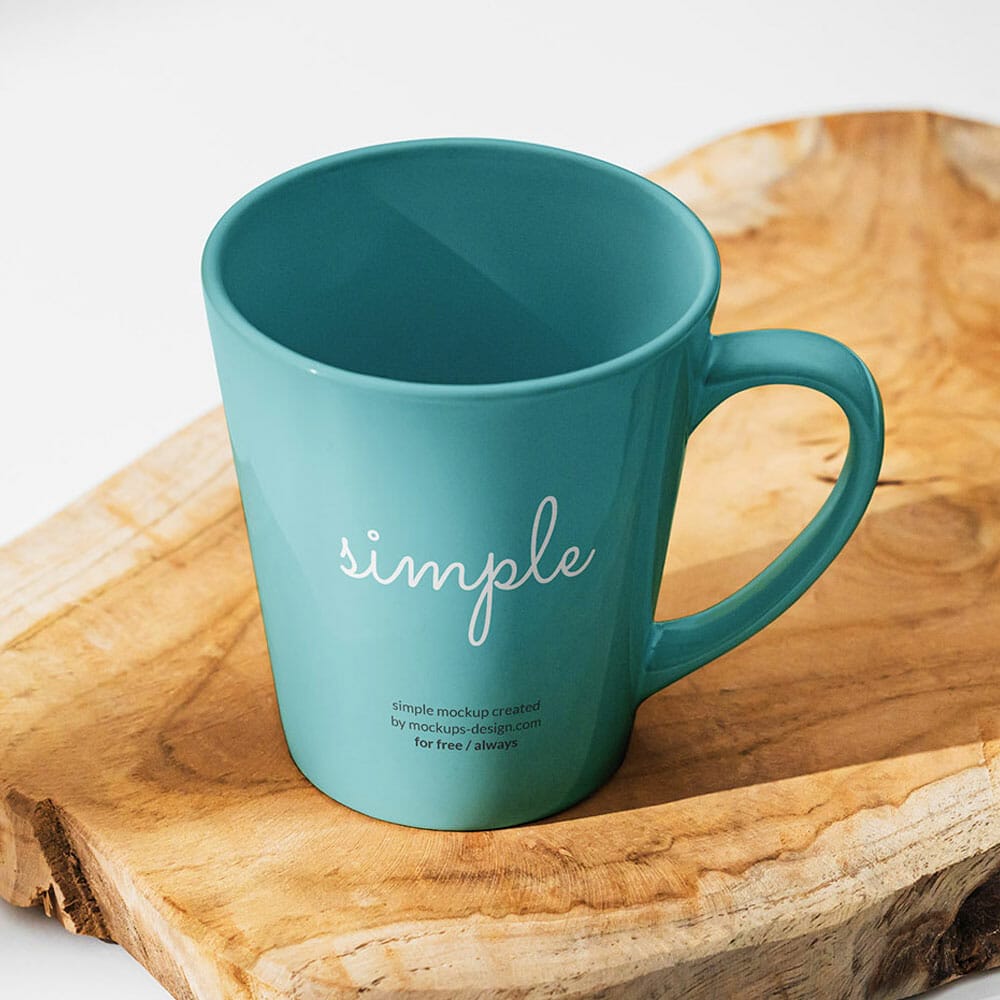 Free Ceramic Mug On A Slice Of Wood Mockup PSD
