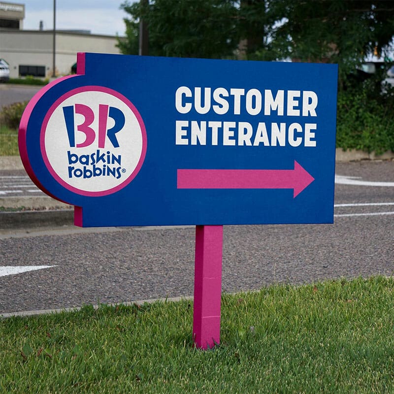 Free Entrance / Direction Sign Mockup PSD
