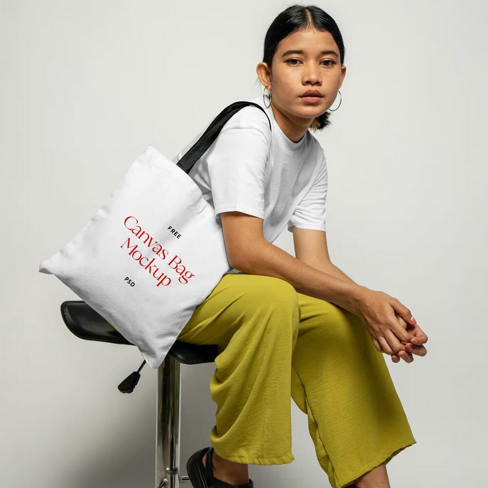 Free Woman Wears Canvas Bag Mockup PSD