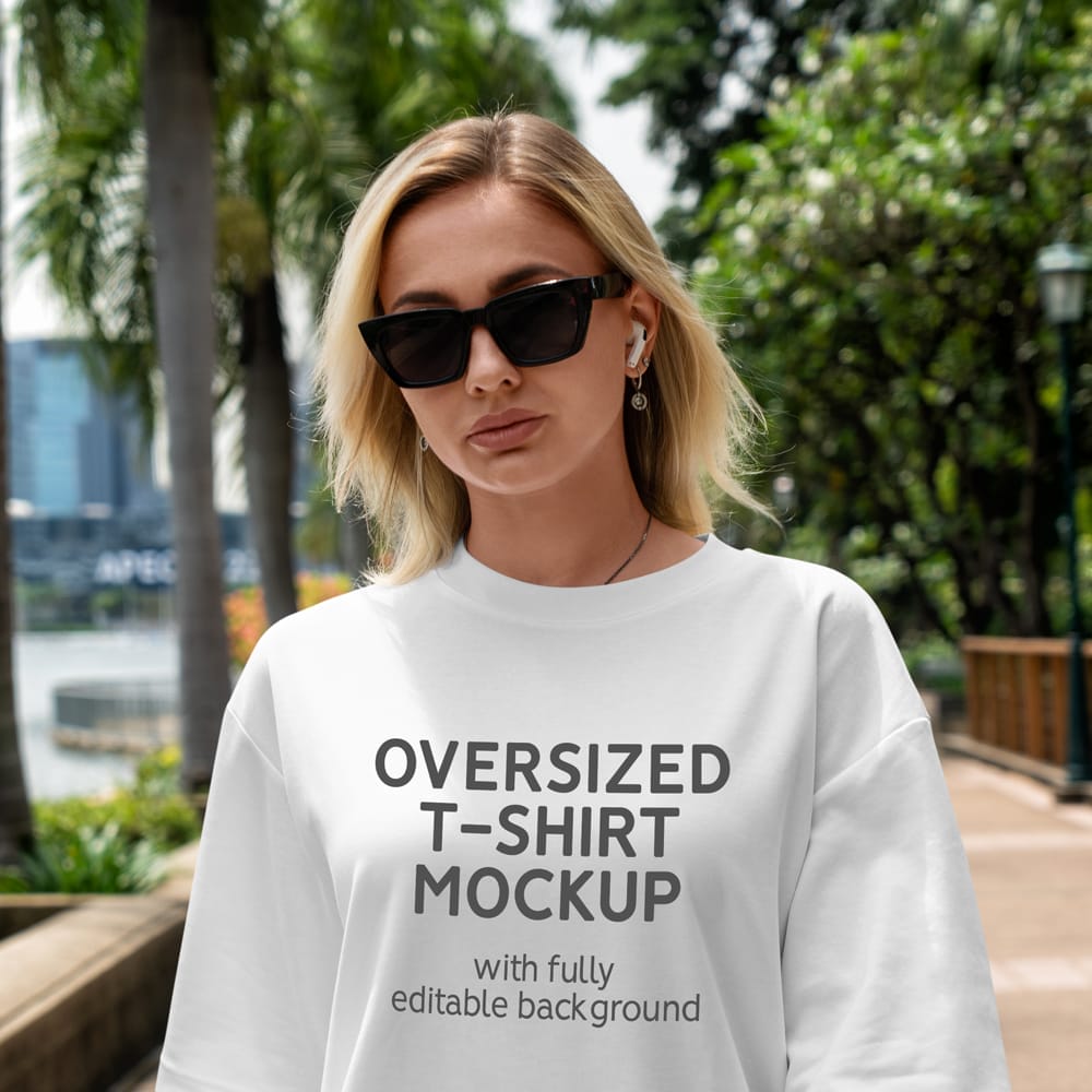 Free Women Oversized T-Shirt Mockup PSD