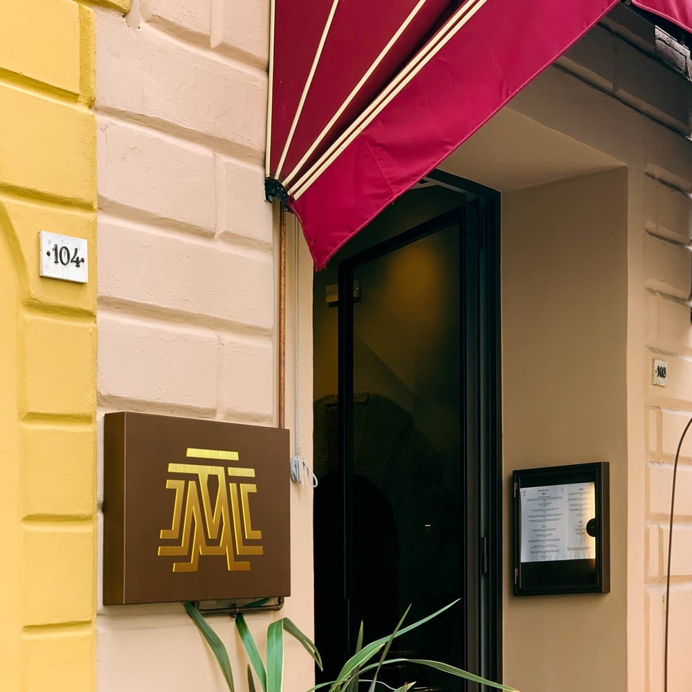 Free Restaurant Facade Sign Mockup PSD