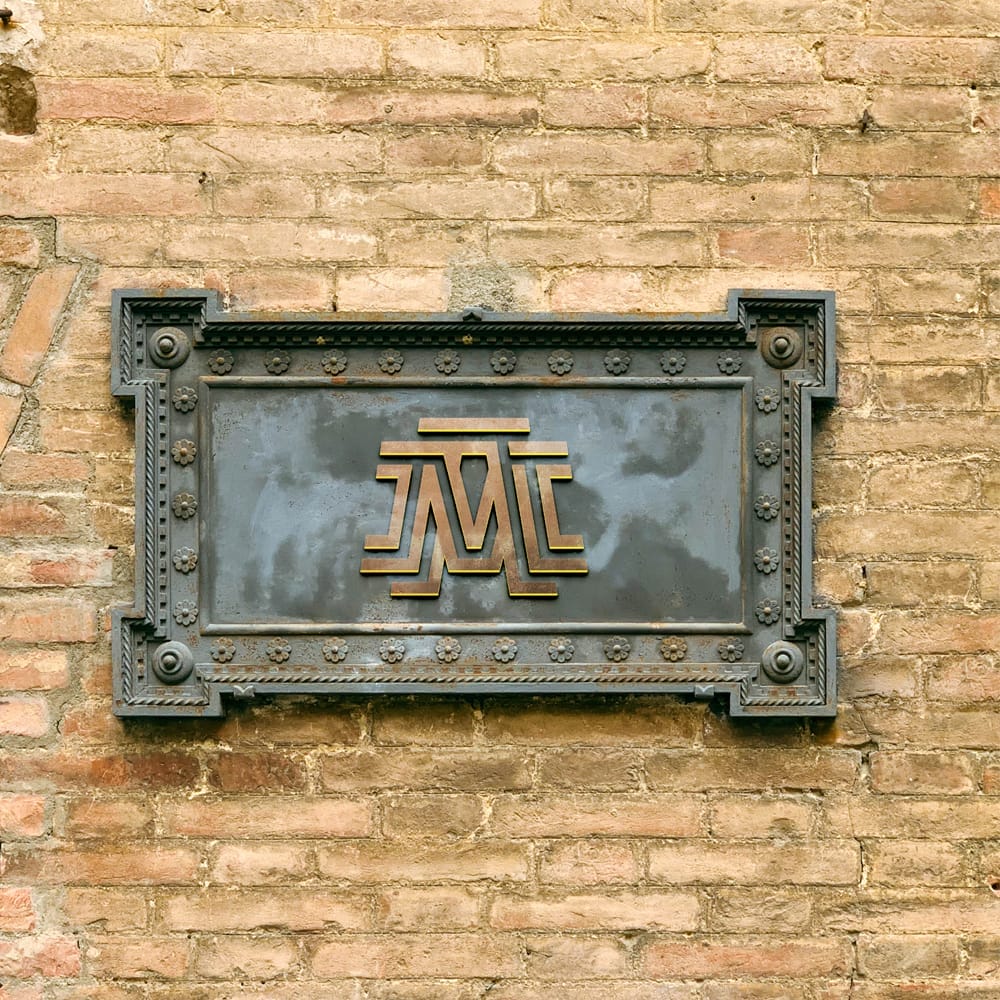 Free Vintage and Luxurious 3D Sign Logo Mockup PSD