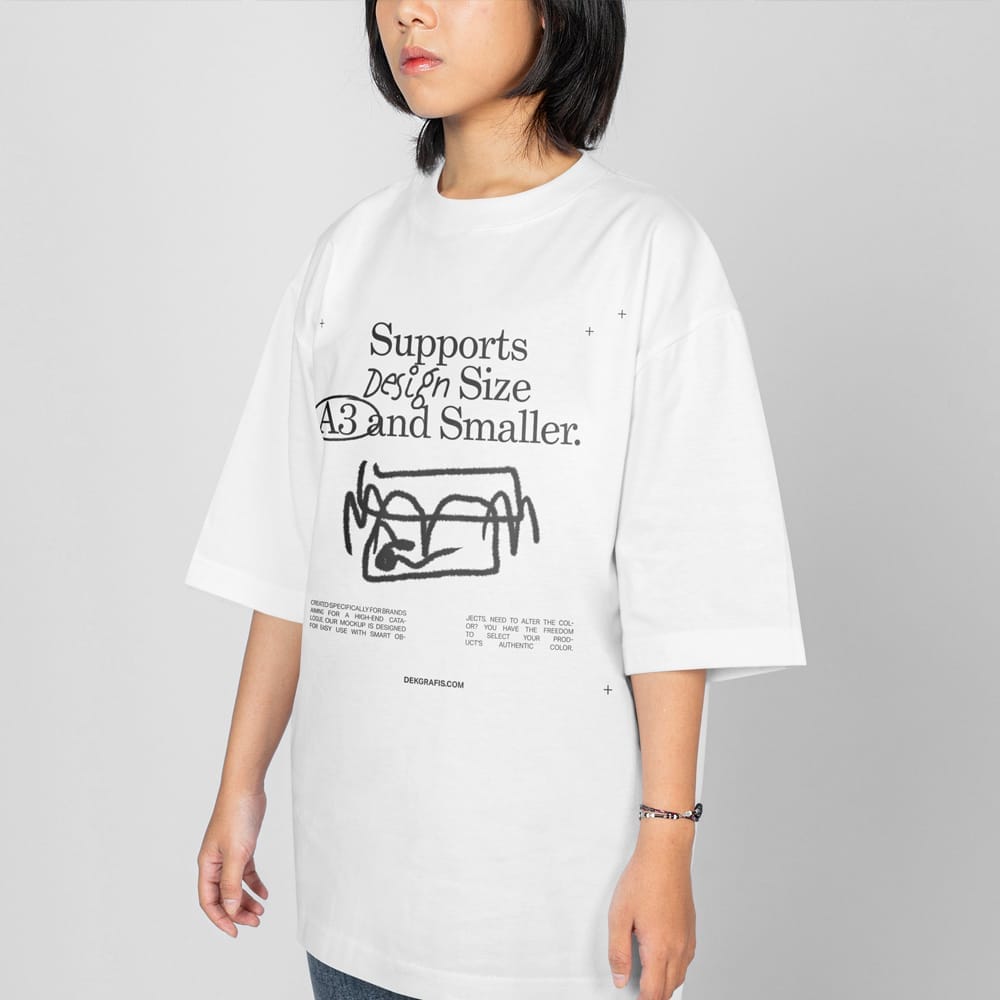 Free Woman Oversized T-Shirt Mockup PSD
