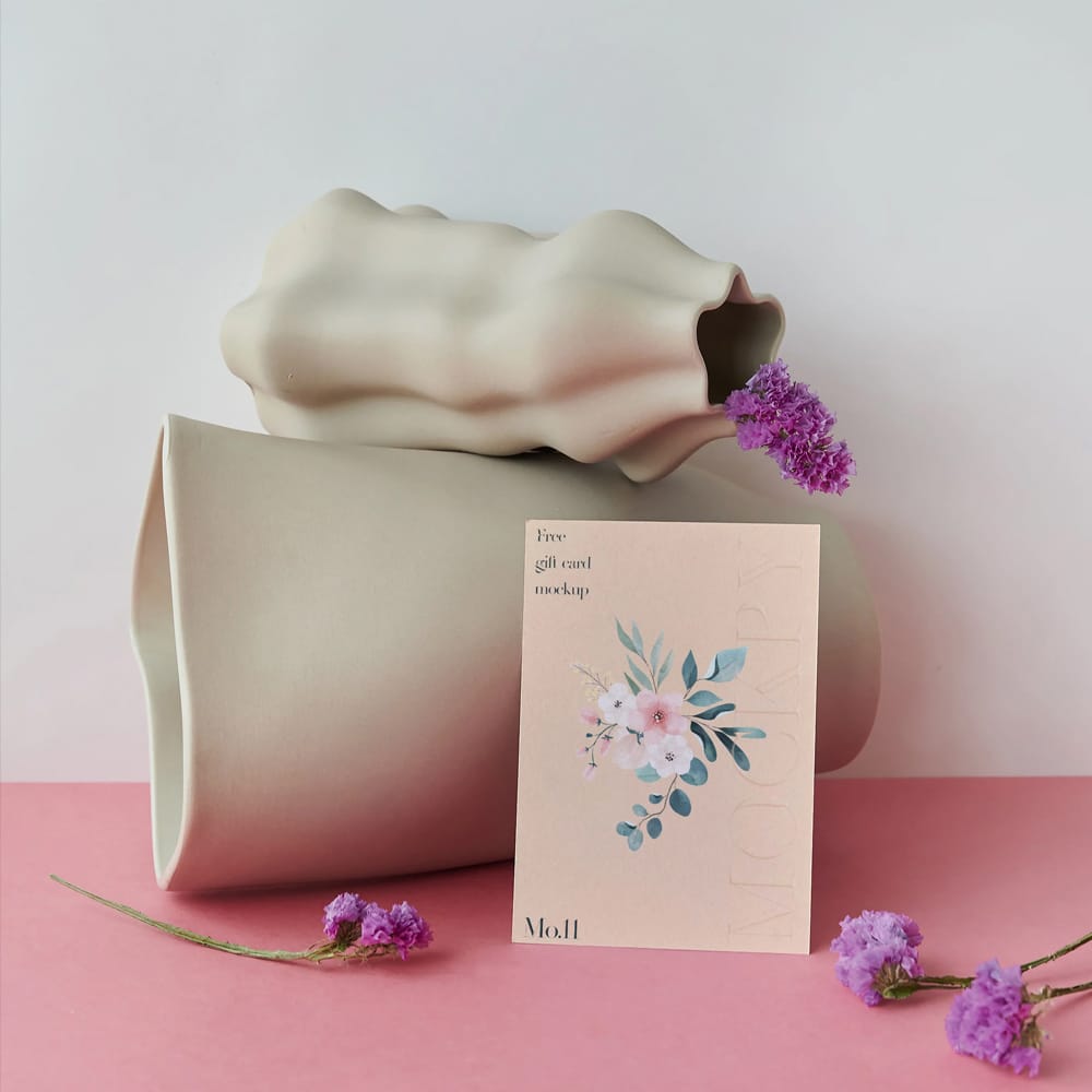 Free Card With Vase Mockup PSD