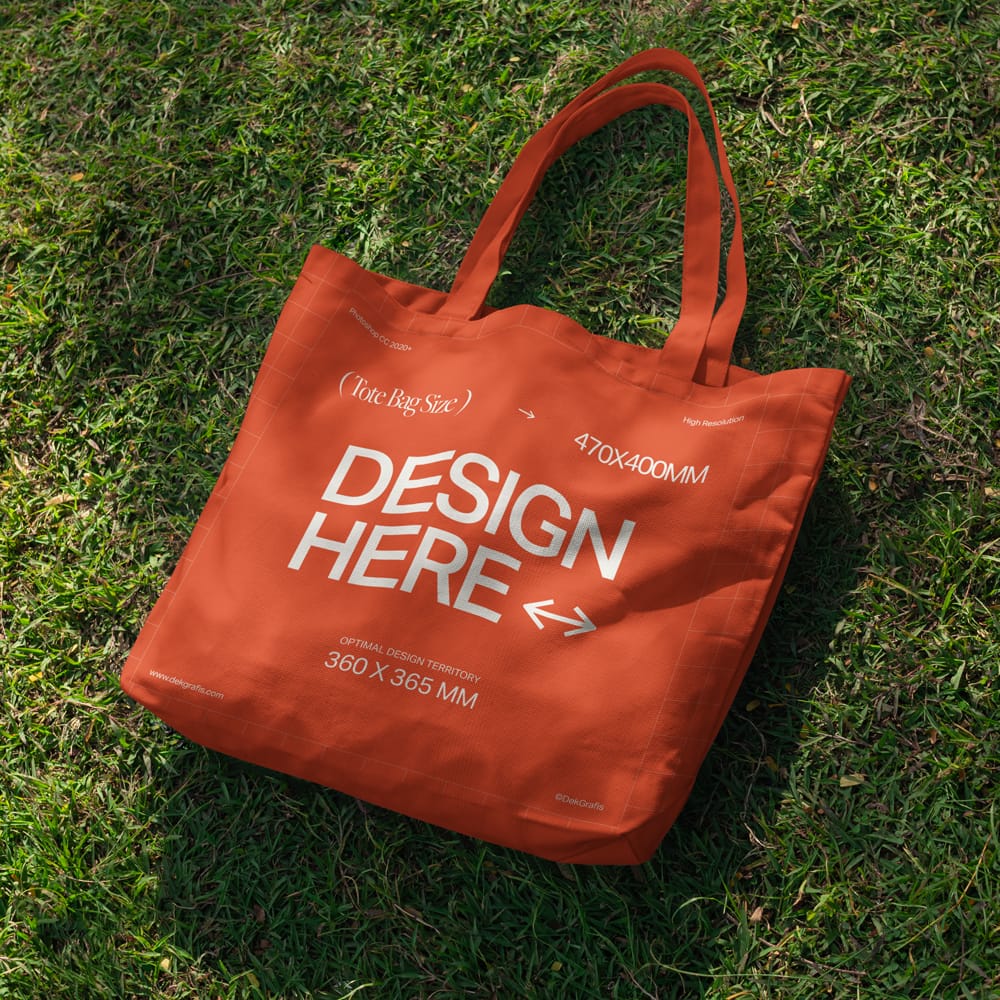 Free Dropped Tote Bag on Grass Mockup PSD