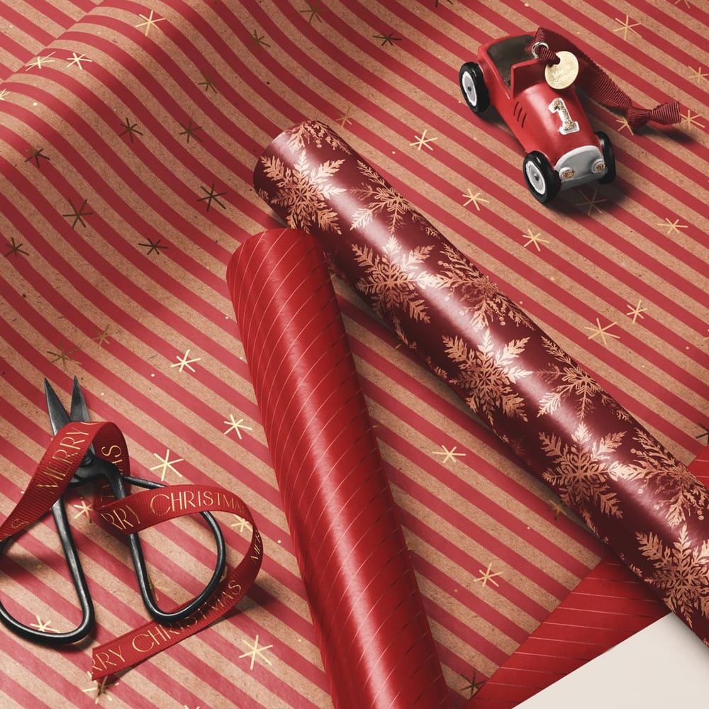 Free Gift Wrapping Paper Close-up Mockup PSD