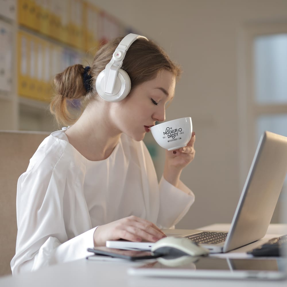 Free Women Having Coffee Mockup PSD