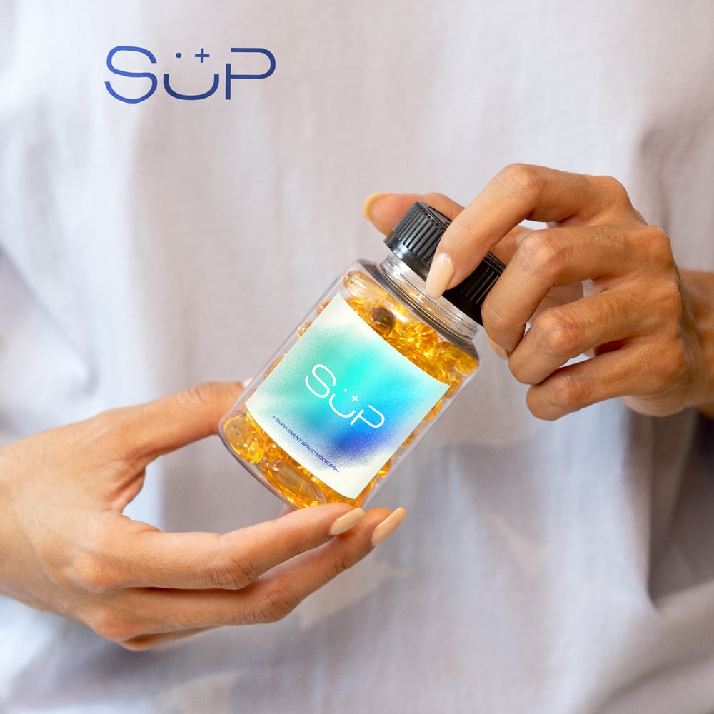 Free Pill Bottle Packaging Life Style Mockup PSD