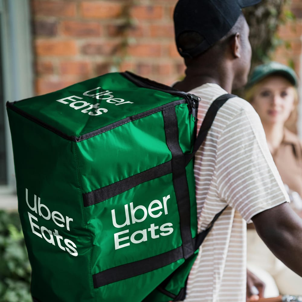 Free Delivery Man Mockup PSD