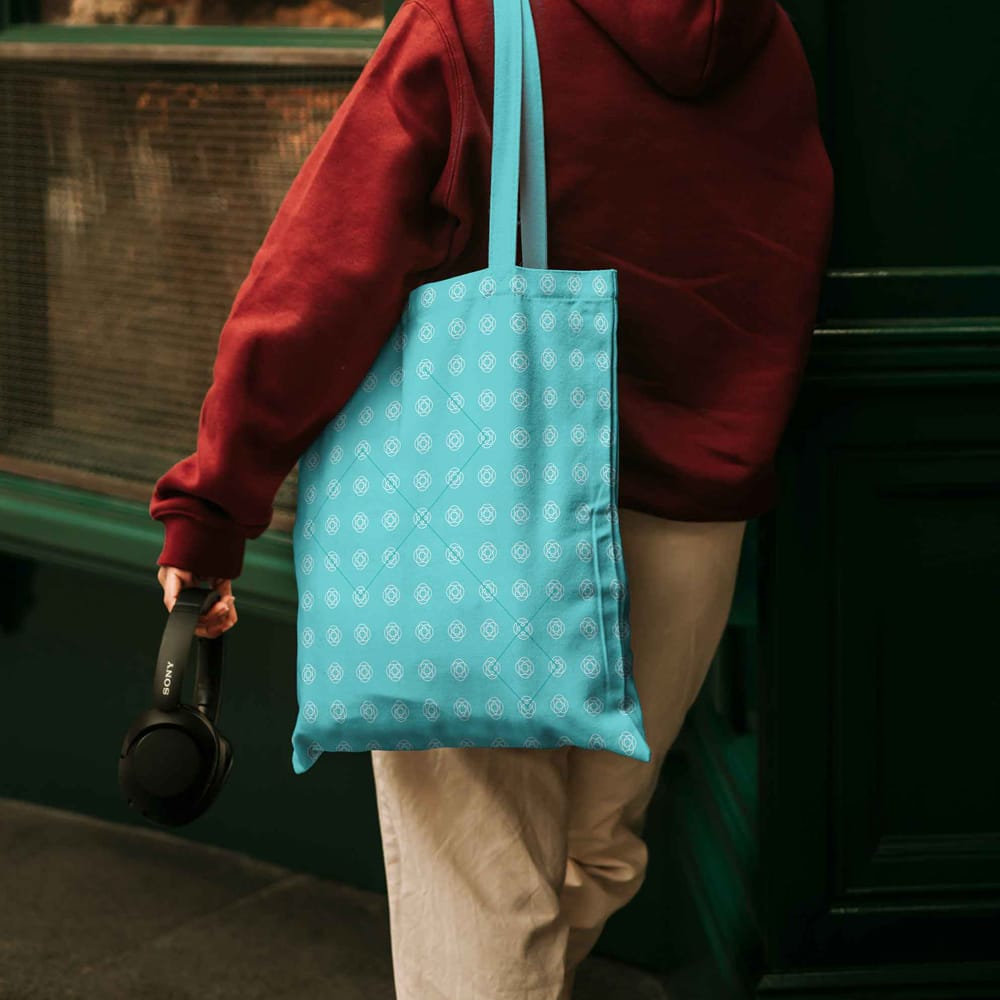 Free Shoulder Held Tote Bag Mockup PSD