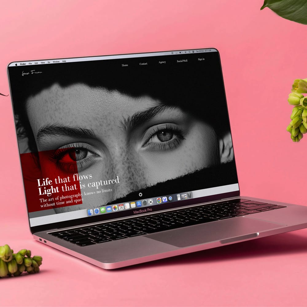 Free Minimalist MacBook Pro Screen Mockup PSD