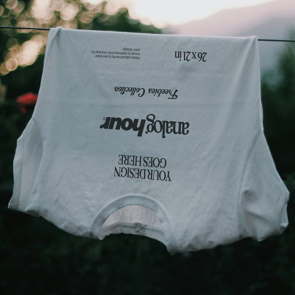 Free Outdoor Hanging T-Shirt Mockup PSD