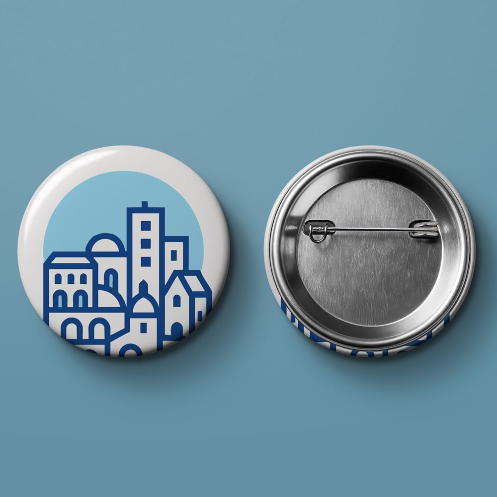 Free Metallic Round Pin Badge Mockup PSD